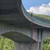 Michal Truskavec (Děčín, 34) na bungee jumpingu z mostu
